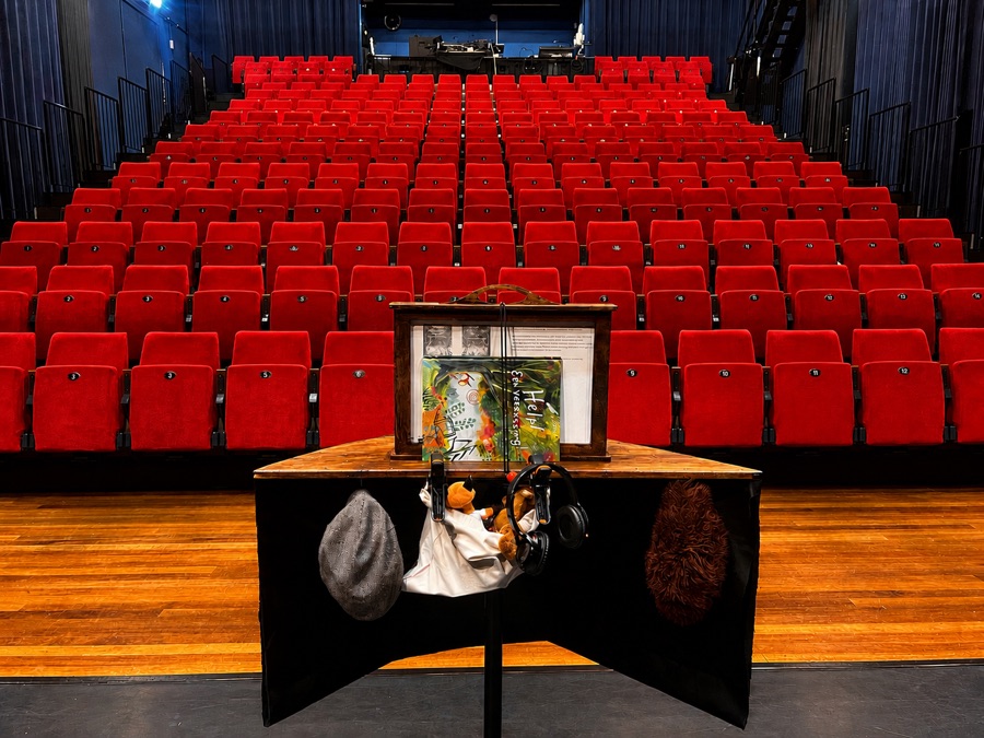 Die Kamishibai-Erz&auml;hlb&uuml;hne von A.vontura auf der B&uuml;hne eines Theaters