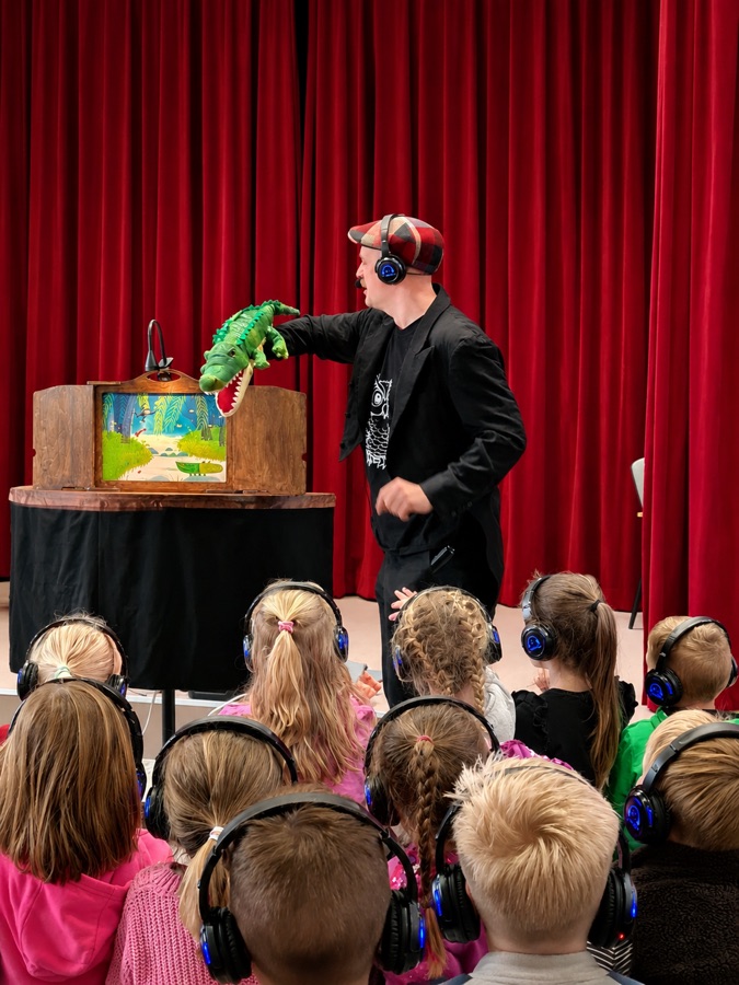 Kamishibai-Vorstellung mit Kopfh&ouml;rern: Kinder schauen auf die Erz&auml;hlb&uuml;hne von A.vontura Silent Disco Theater